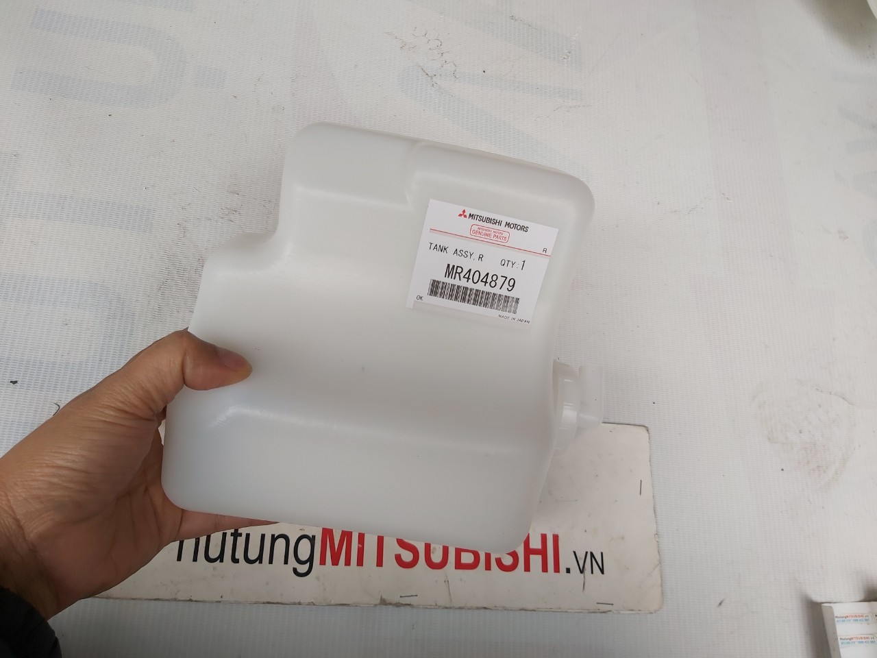 Bình nước phụ xe Mitsubishi Pajero V93 