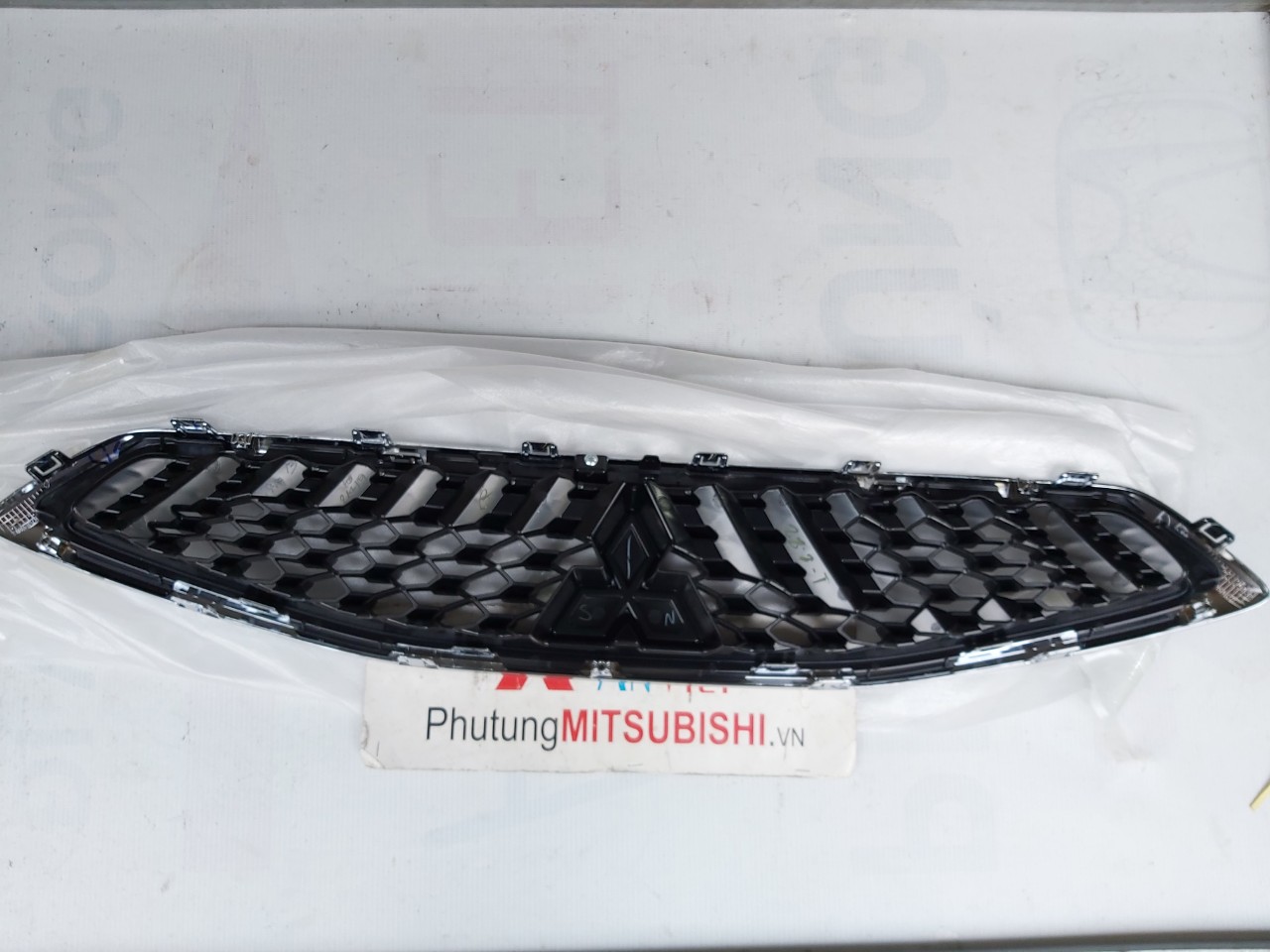 Mặt ca lăng xe mitsubishi Mirage 2016-2020