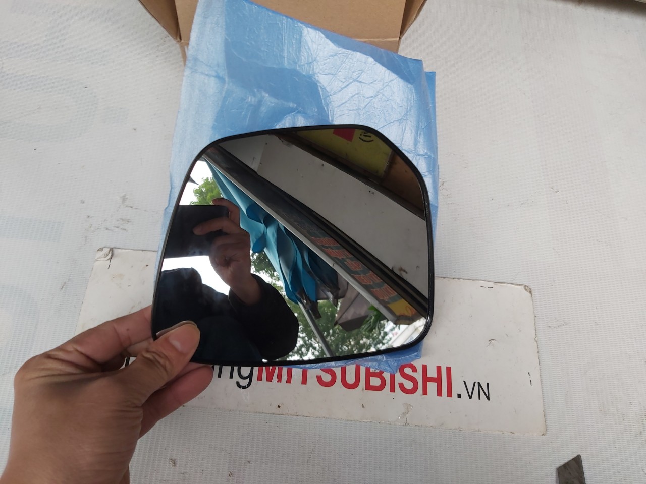 Mặt gương bên phụ xe Mitsubishi Triton