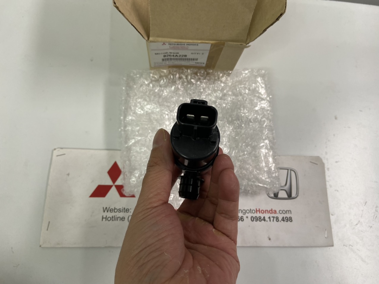 Mô tơ bơm nước rửa đèn pha xe Mitsubishi Triton 2019 