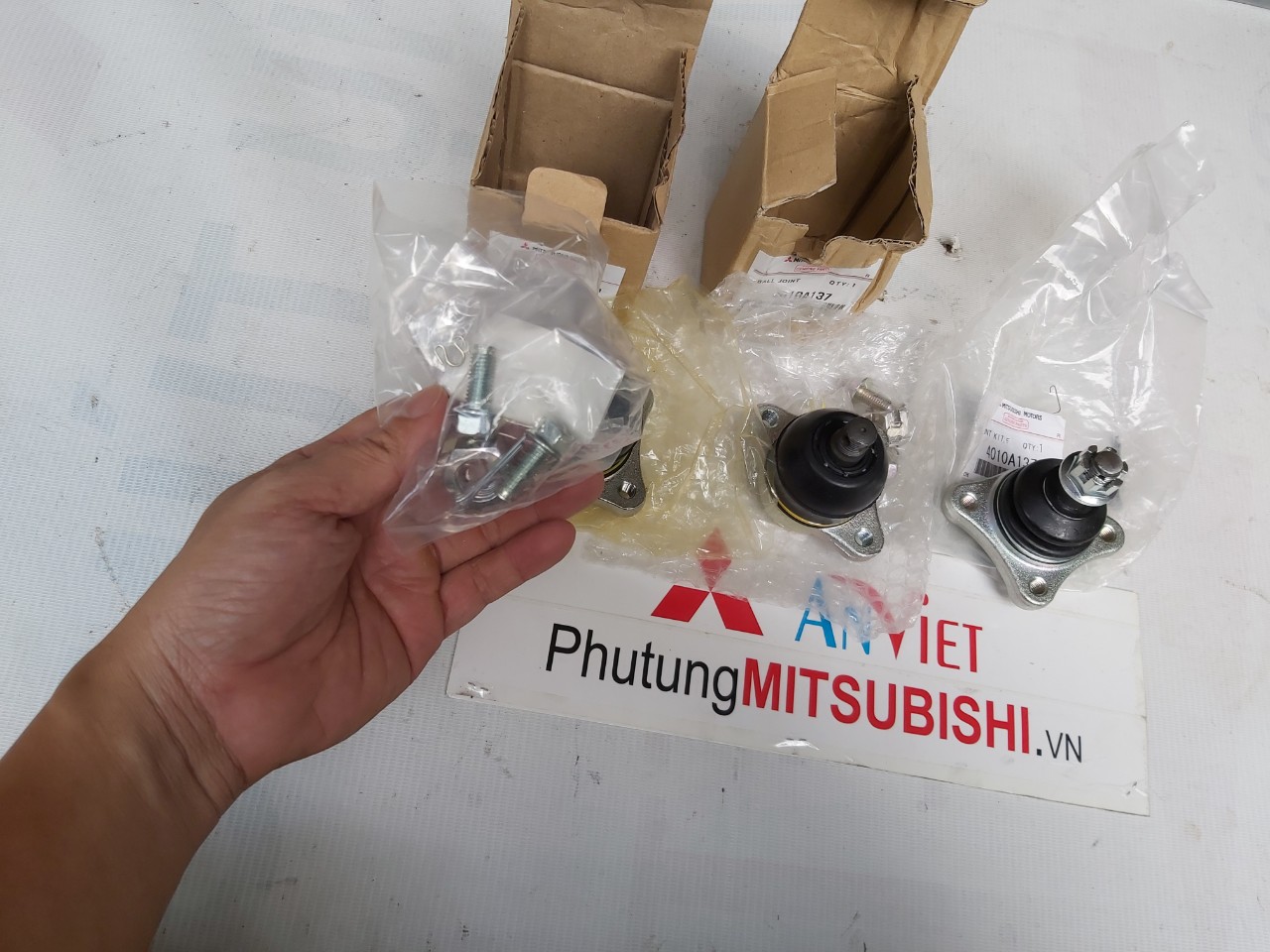 Rô tuyn đứng trên xe Mitsubishi Triton Và Pajero Sport
