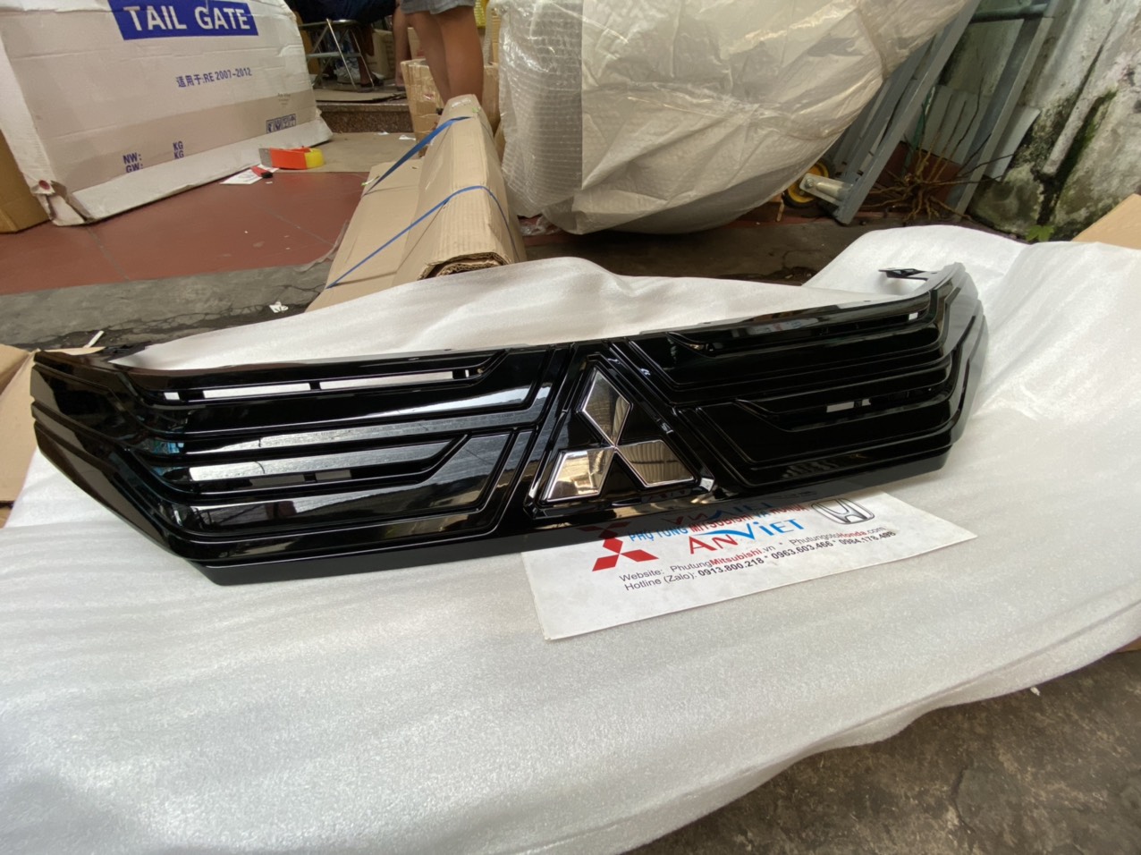 Mặt ca lăng xe Mitsubishi Xpander màu đen bản MT đời 2020-2022
