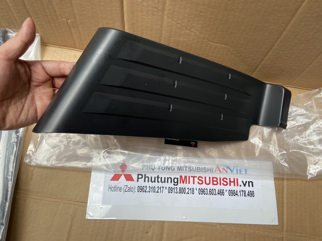 Ốp nhựa trên ba đờ sốc sau xe Mitsubishi TRITON 2019-2023