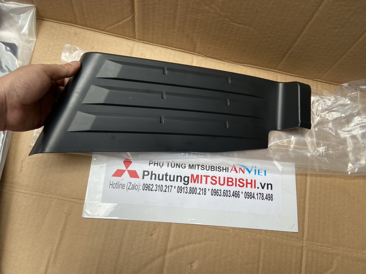 Ốp nhựa trên cản sau xe Mitsubishi TRITON 2019-2023