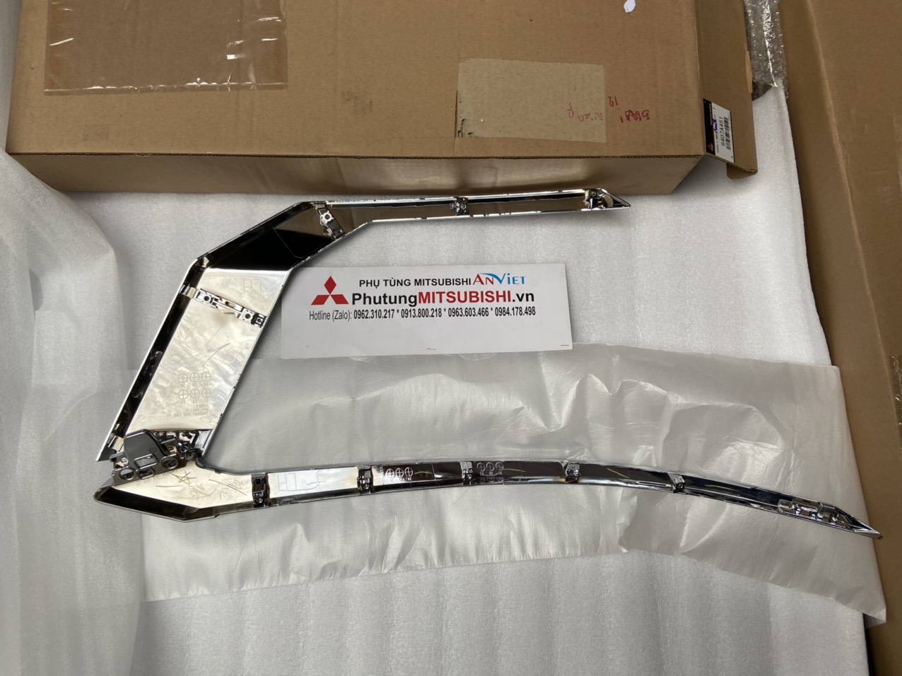 Ốp mạ cản trước xe Mitsubishi Xpander 2022-2023