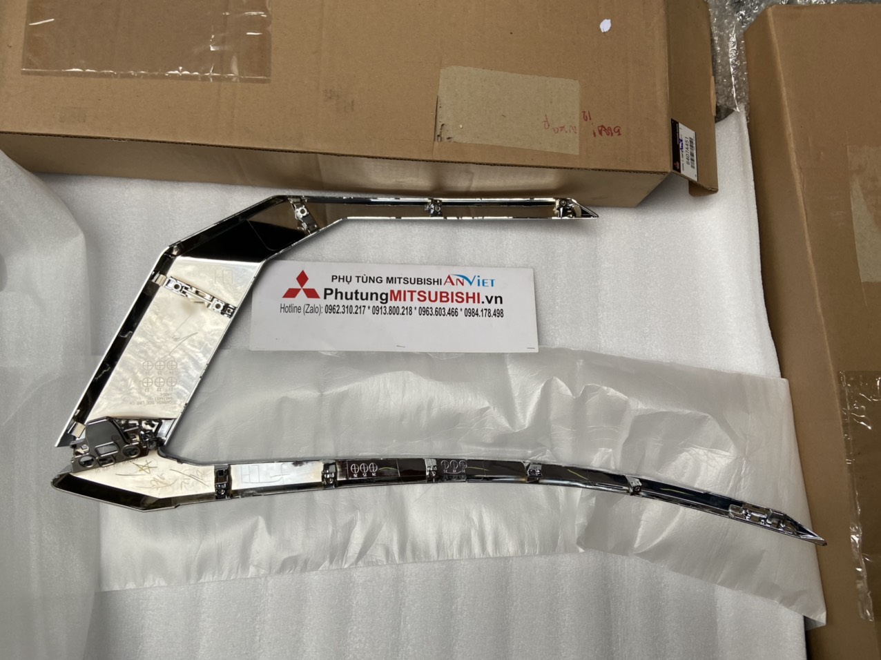 Ốp mạ cản trước xe Mitsubishi Xpander 2022-2023