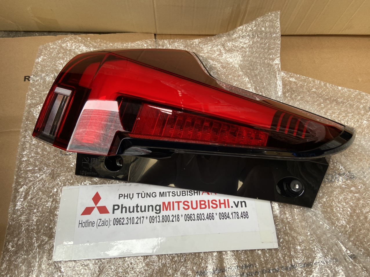 Đèn hậu đèn lái sau miếng trên hông xe Mitsubishi Xpander
