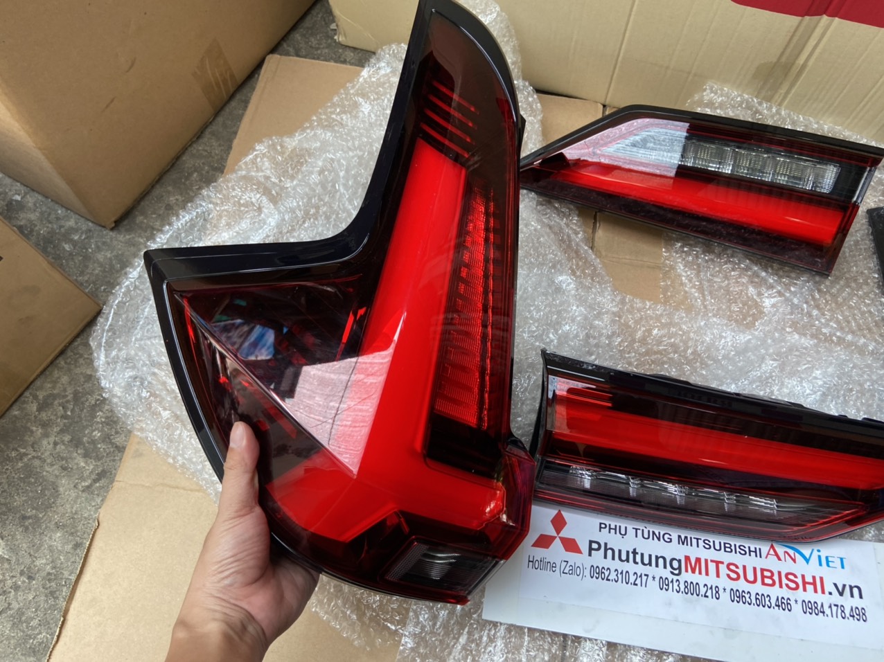 Đèn hậu miếng ngoài trên hông xe Mitsubishi XPANDER 2022-2023