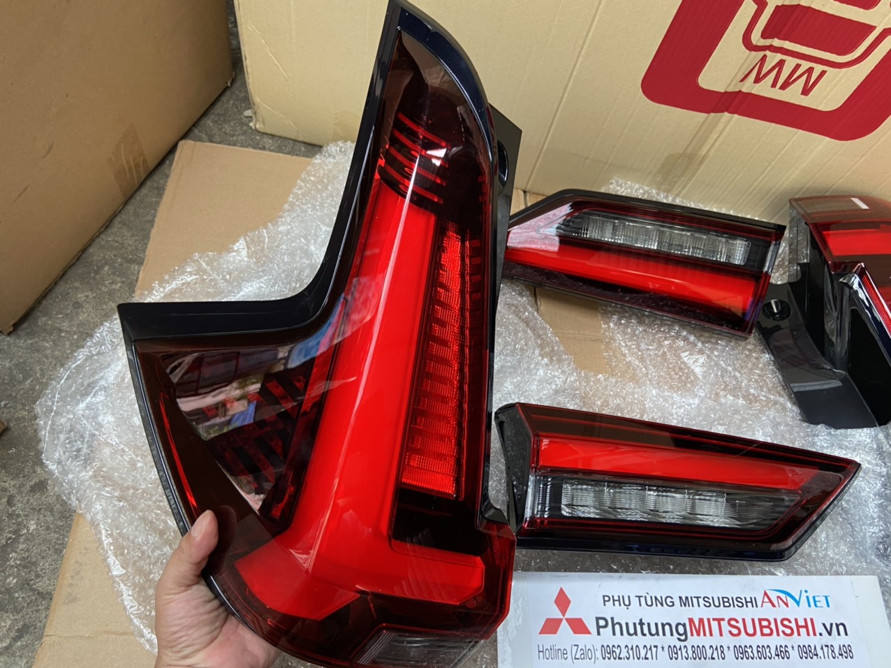 Đèn hậu miếng ngoài trên hông xe Mitsubishi XPANDER 2022-2023