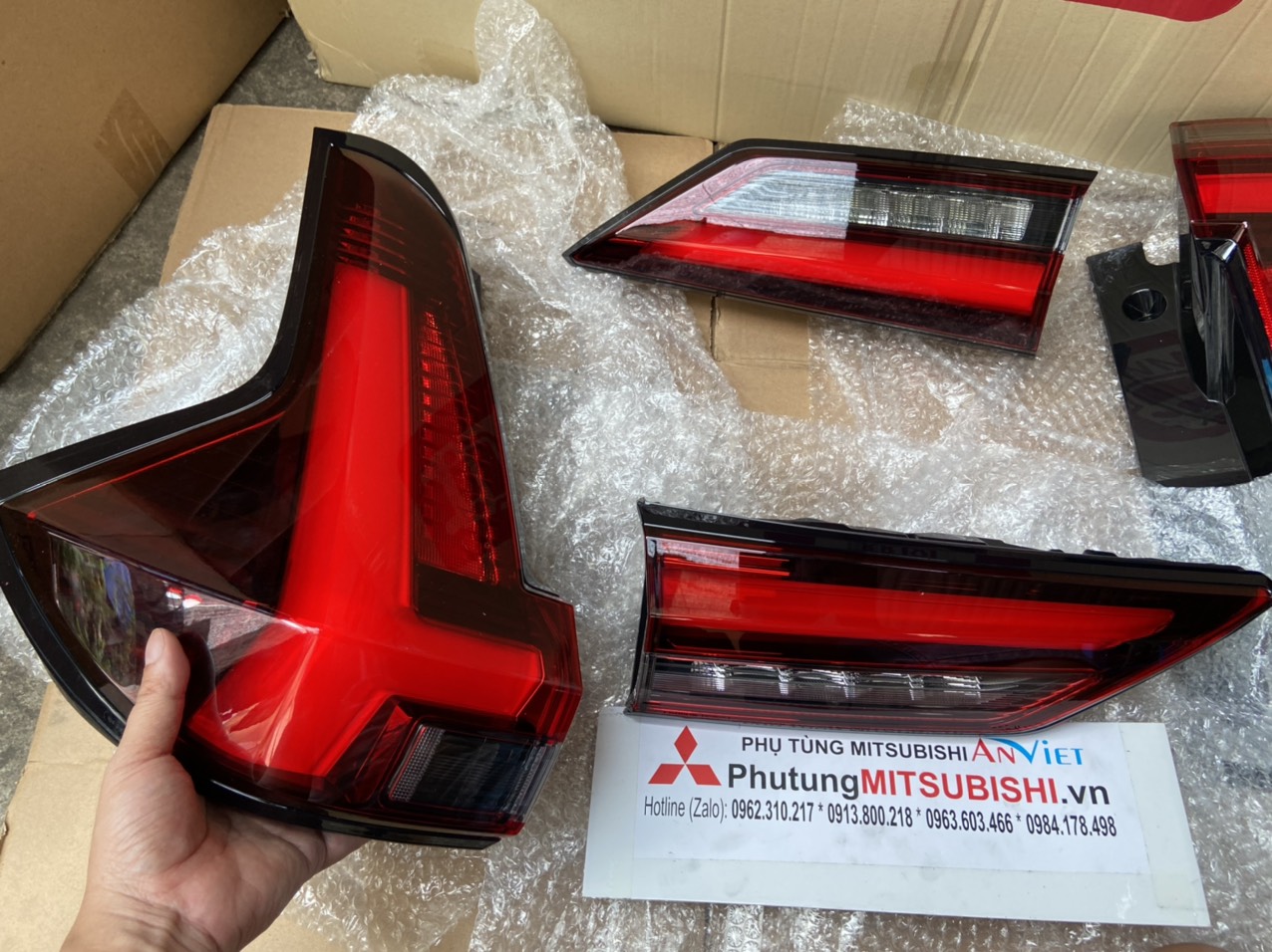Đèn lái sau miếng ngoài trên hông xe Mitsubishi XPANDER 2022-2023