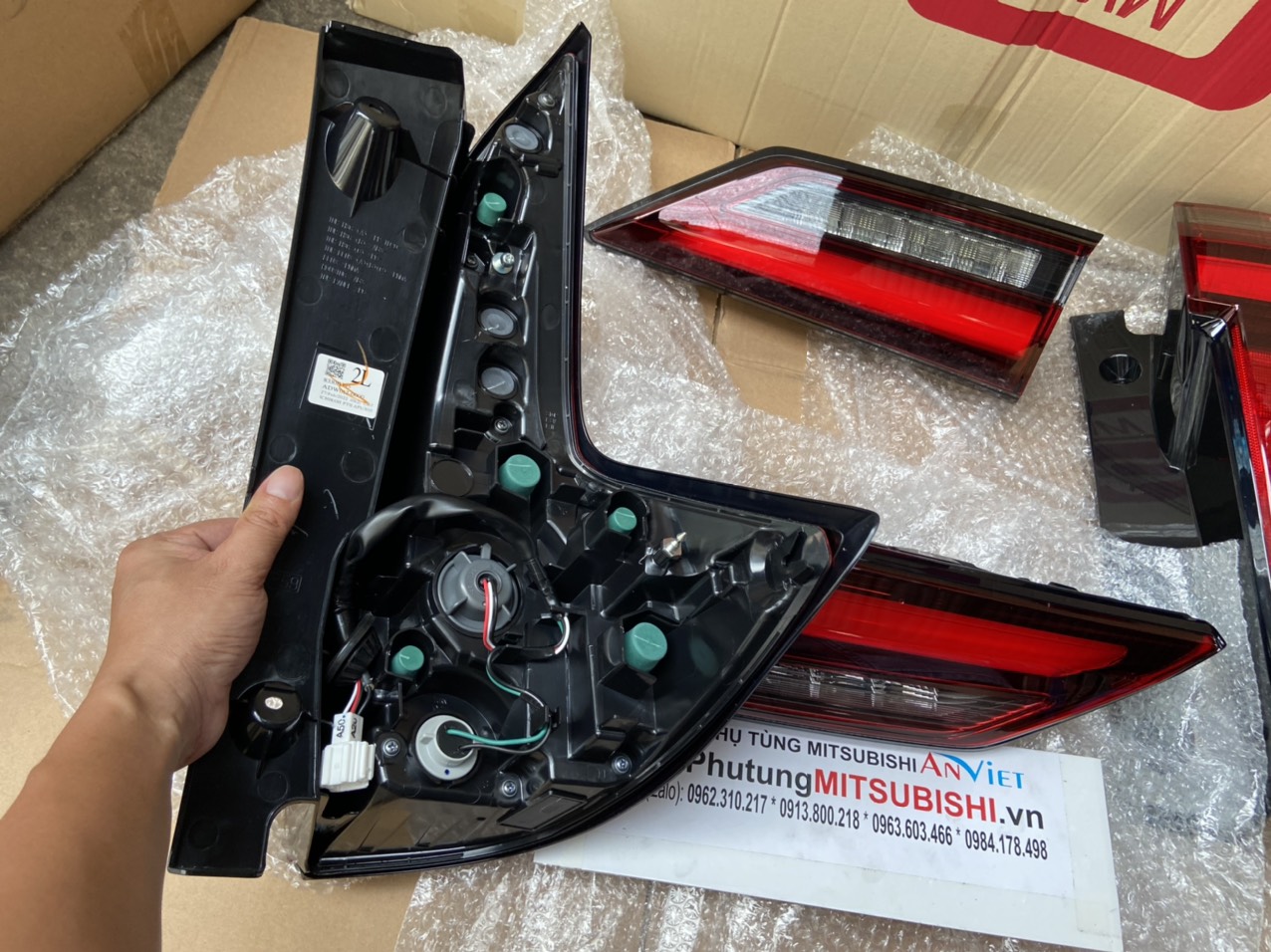 Đèn lái sau miếng ngoài trên hông xe Mitsubishi XPANDER 2022-2023