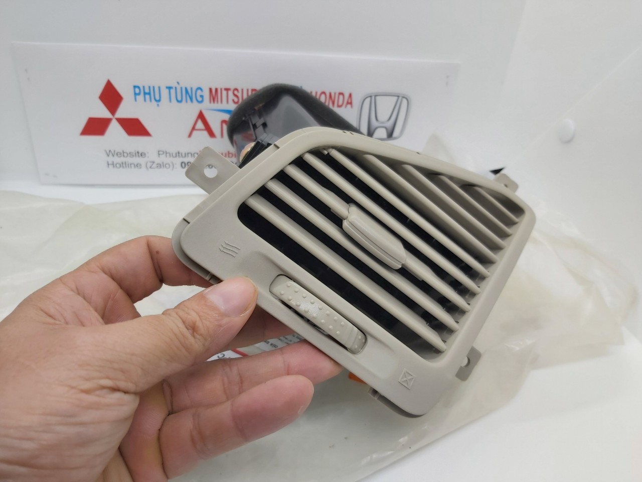 Cửa gió điều hòa xe Zinger được sử dụng cho xe Mitsubishi Zinger✅Nhập khẩu chính hãng✅Giá tốt nhất✅Cung cấp bởi Phụ tùng Mitsubishi An Việt – PhutungMitsubishi.vn