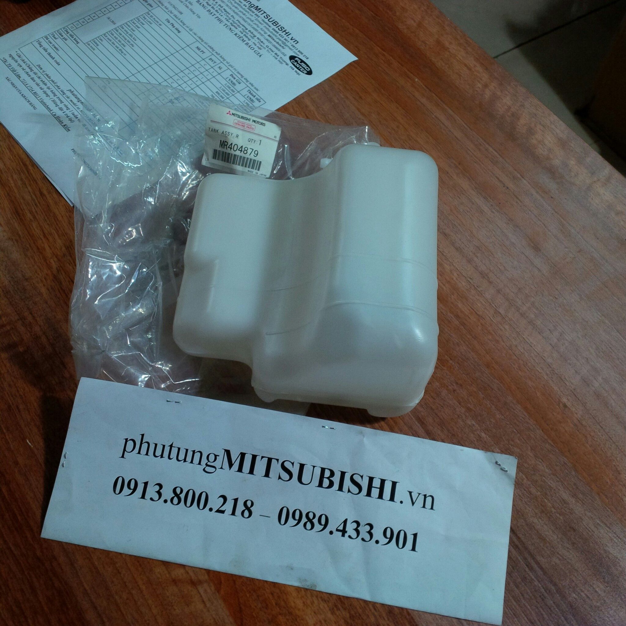 Bình nước phụ xe Mitsubishi Pajero ngân hàng 
