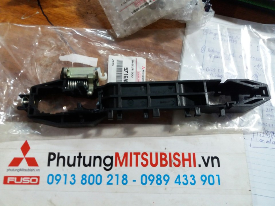 Đế tay mở cửa xe Mitsubishi Triton ALL New