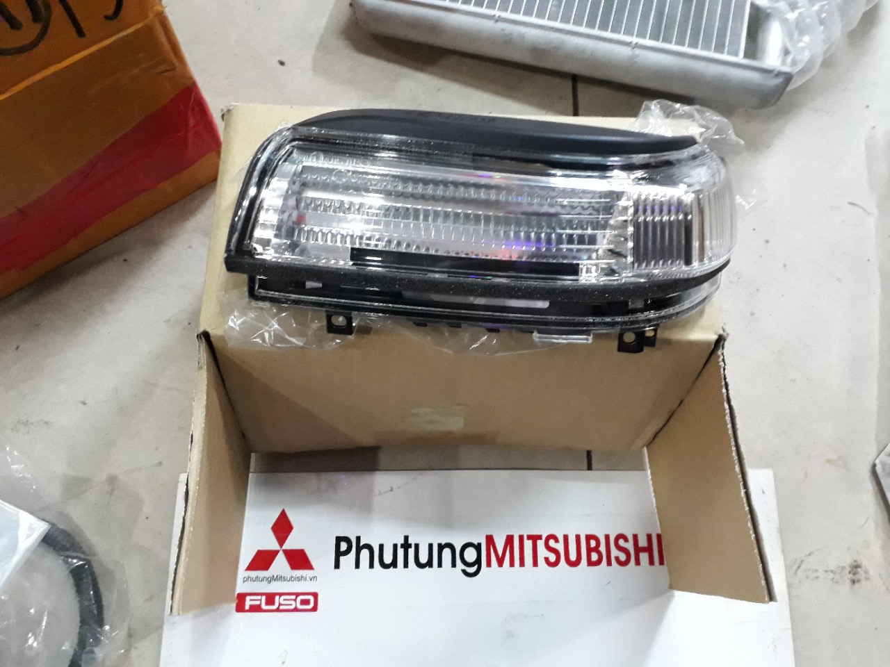 Đèn xi nhan gương xe Mitsubishi Pajero ngân hàng