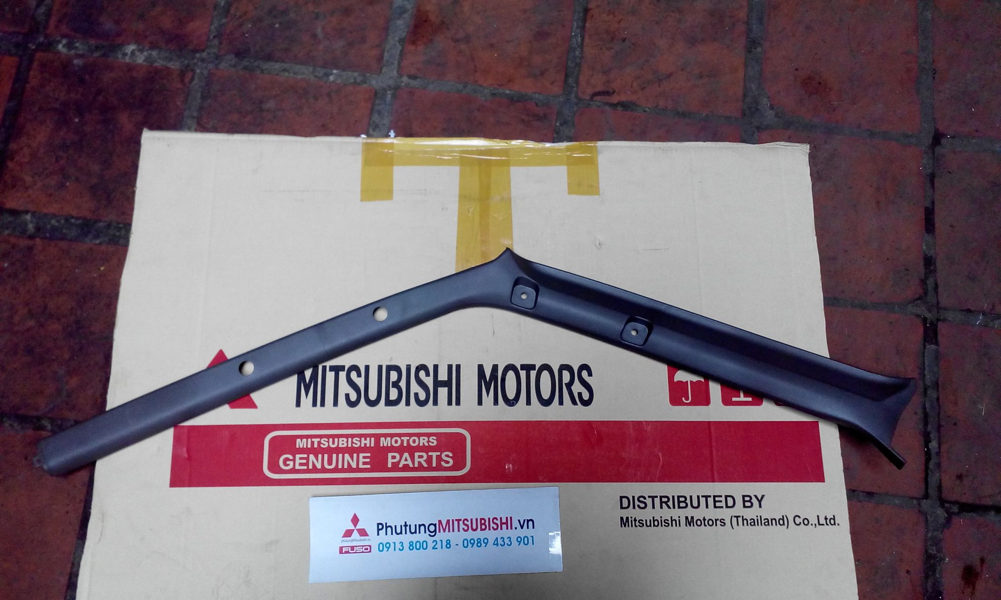 Ốp nhựa trụ kính xe Mitsubishi Pajero