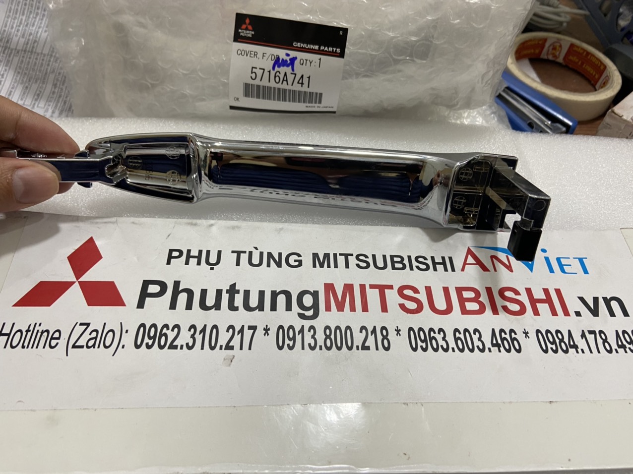 Tay mở cửa ngoài xe Mitsubishi Outlander