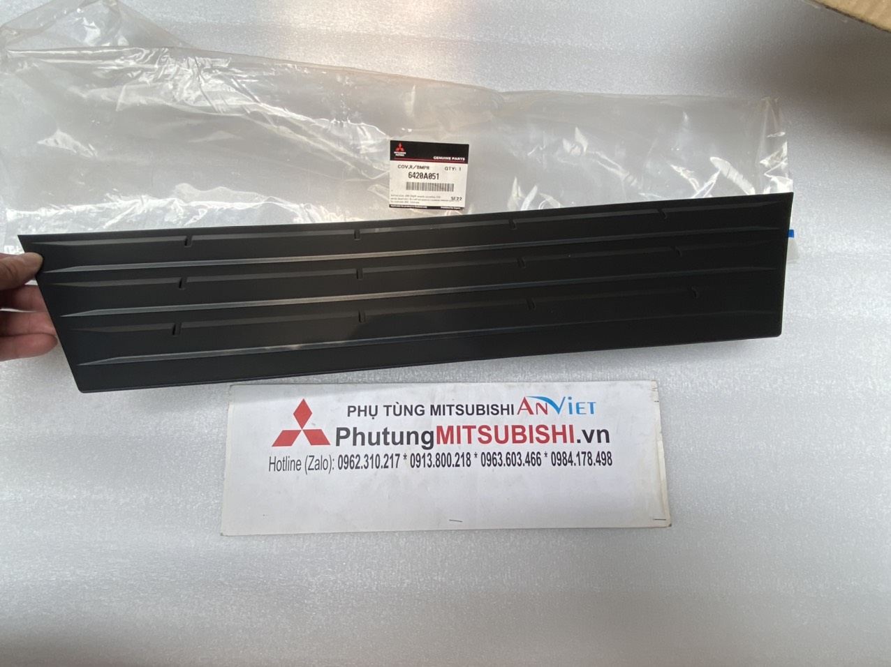 Ốp nhựa đen trên ba đờ sốc sau xe mitsubishi Triton 2019-2025