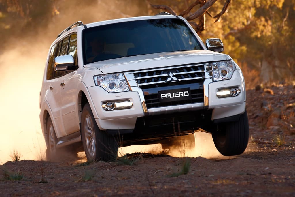 Thay Kính chắn gió xe Mitsubishi Pajero