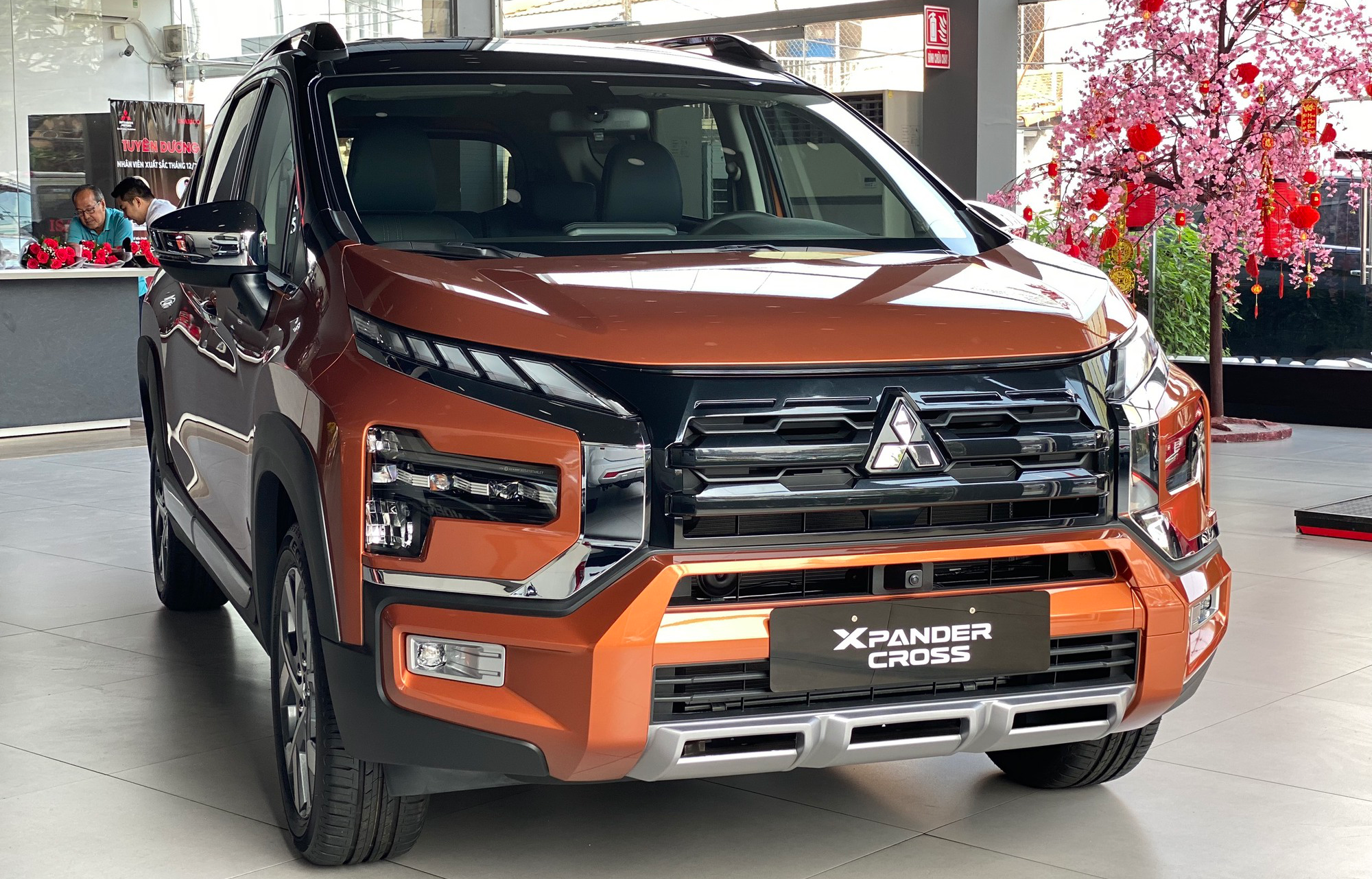 Thay Kính chắn gió xe Mitsubishi Xpander Cross