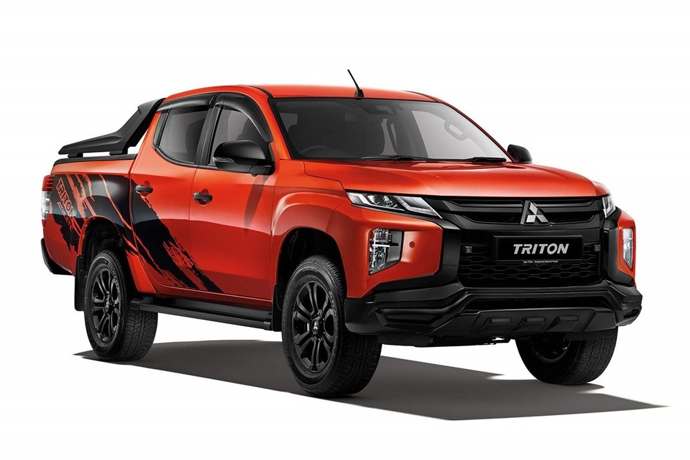 Thay Kính chắn gió xe Mitsubishi Triton