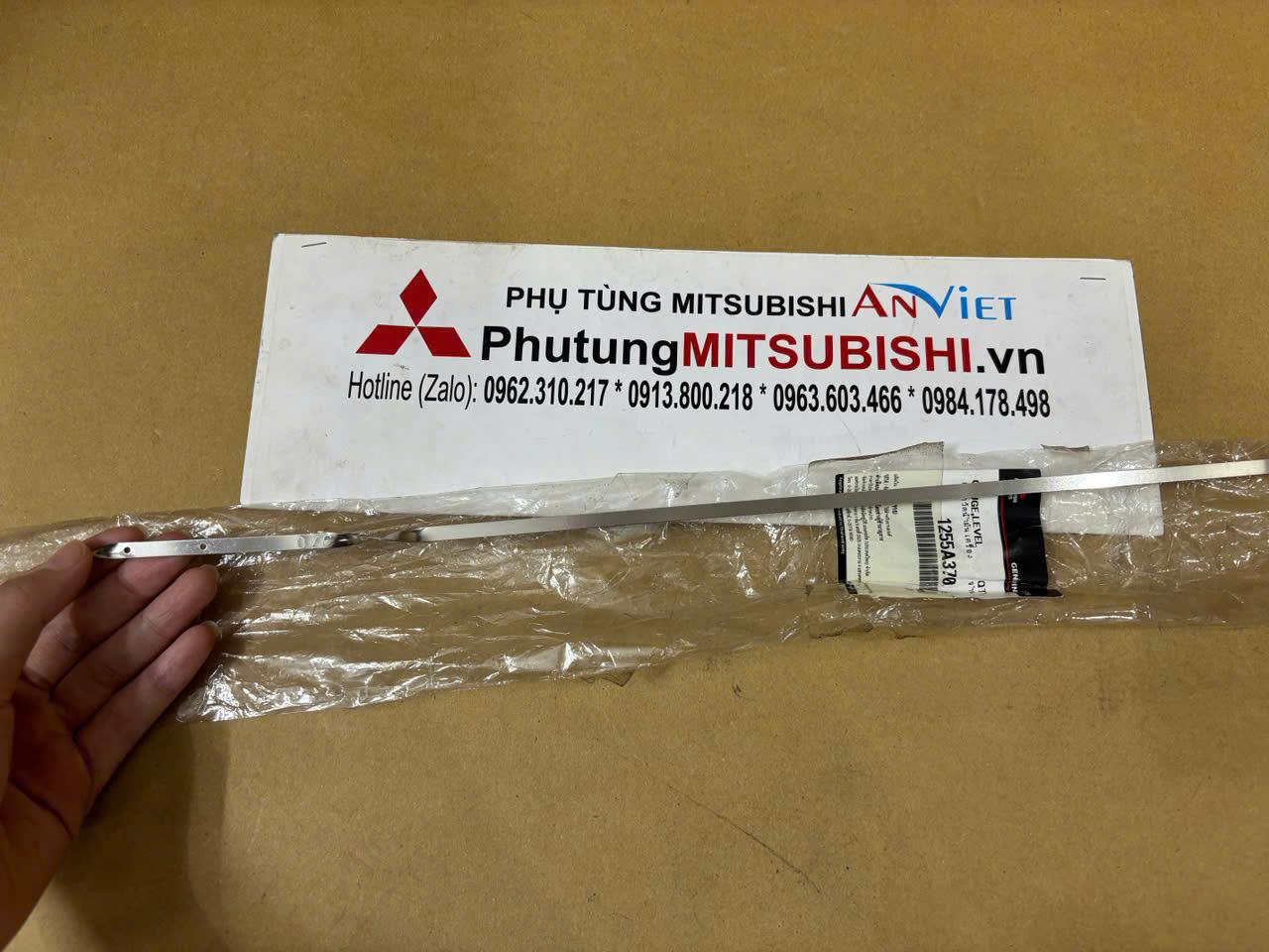Que thăm nhớt, thăm dầu động cơ xe Mitsubishi Attrage