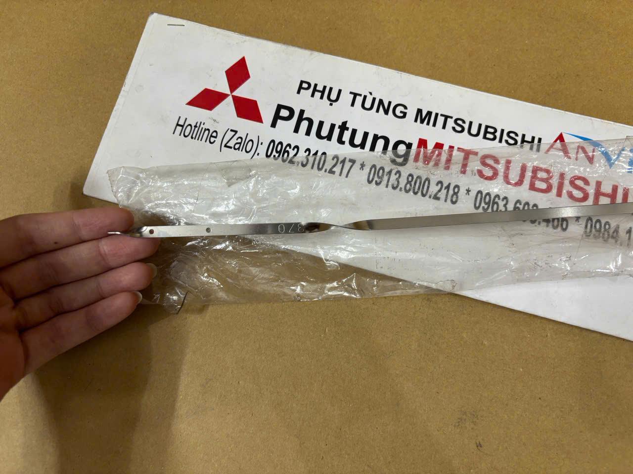 Que thăm nhớt, thăm dầu động cơ xe Mitsubishi Attrage