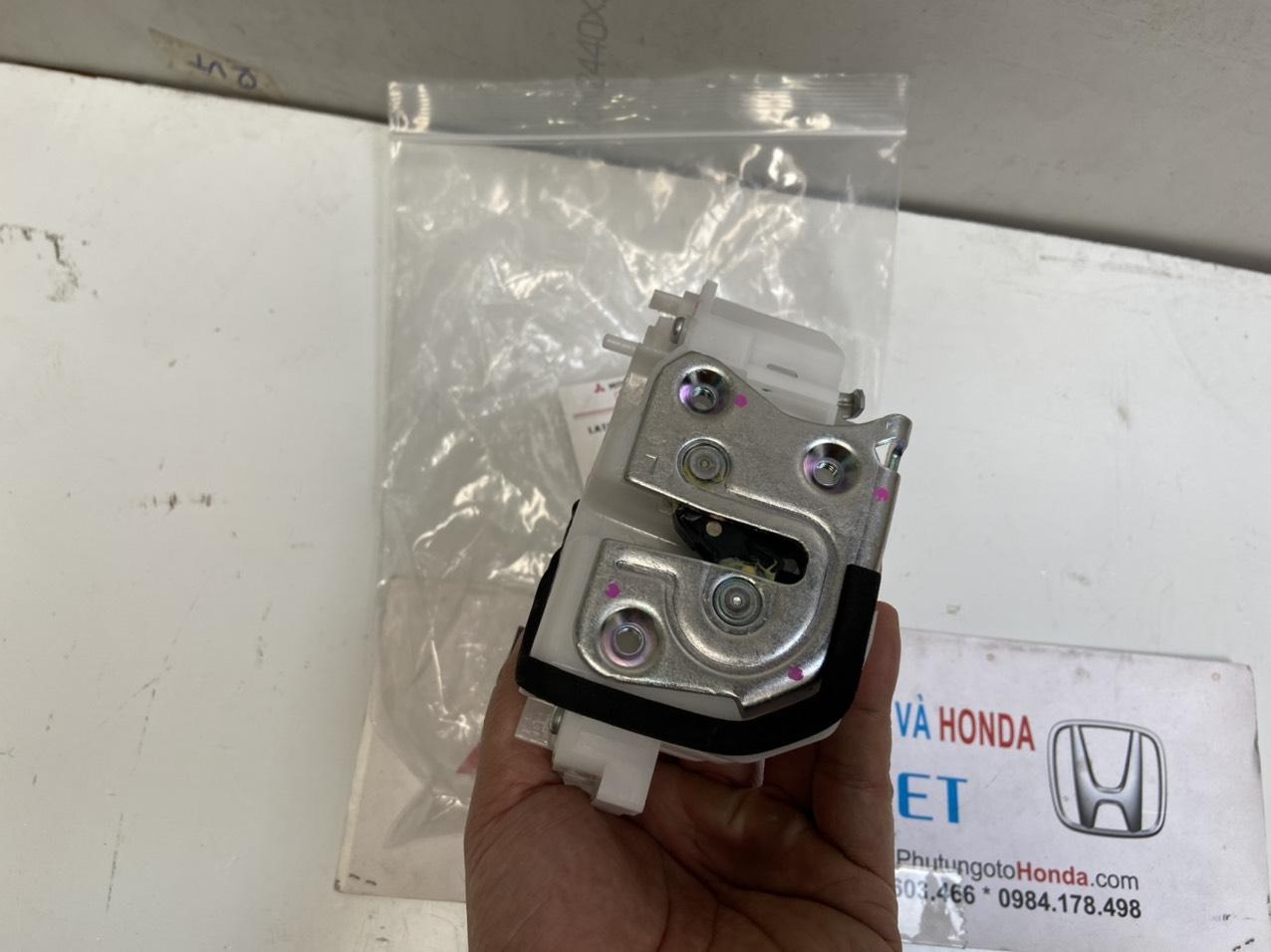 Ổ khóa ngậm cửa trước xe Mitsubishi Attrage