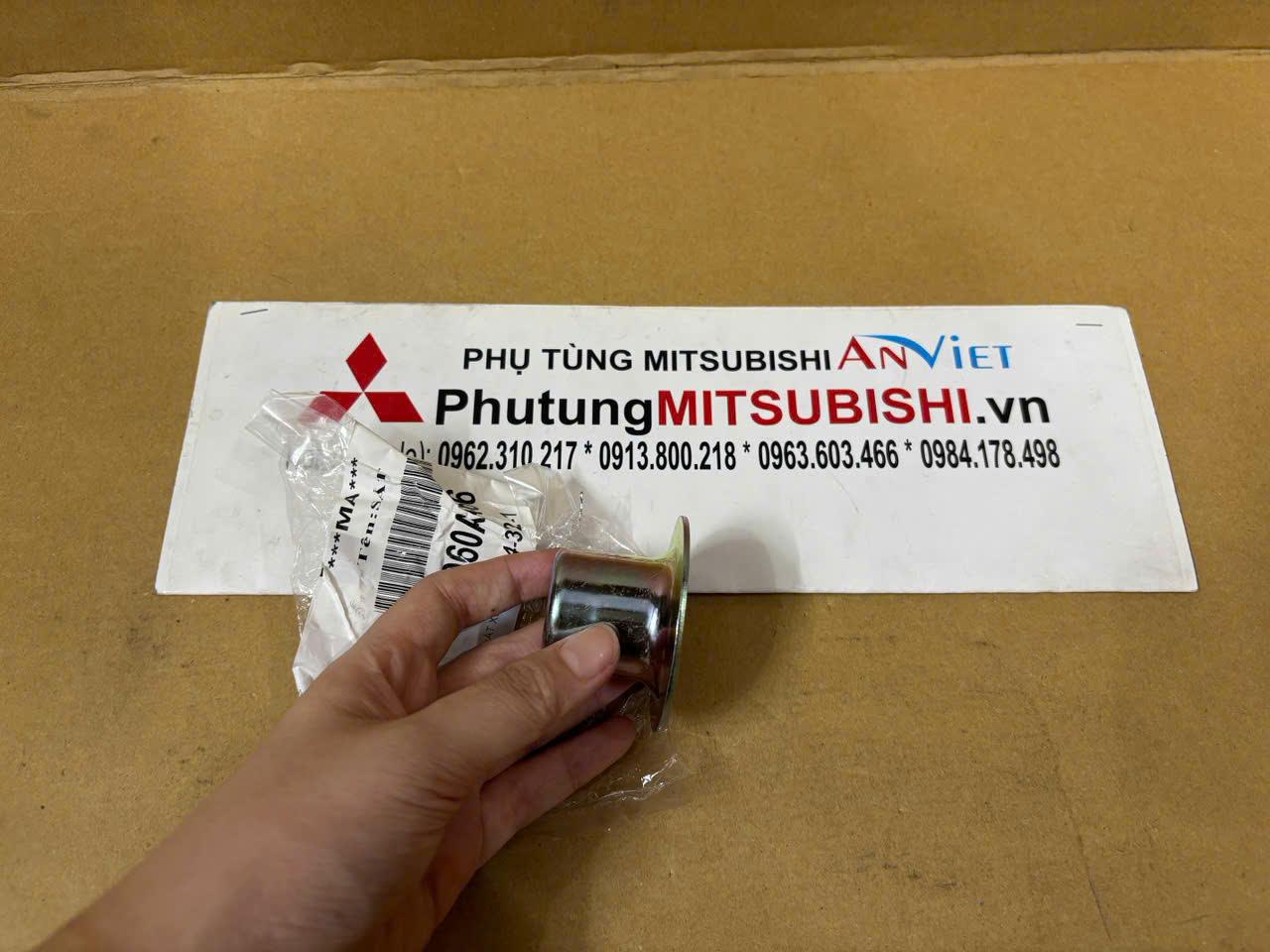 Bát giữ cố định giảm xóc trước xe Mitsubishi Attrage