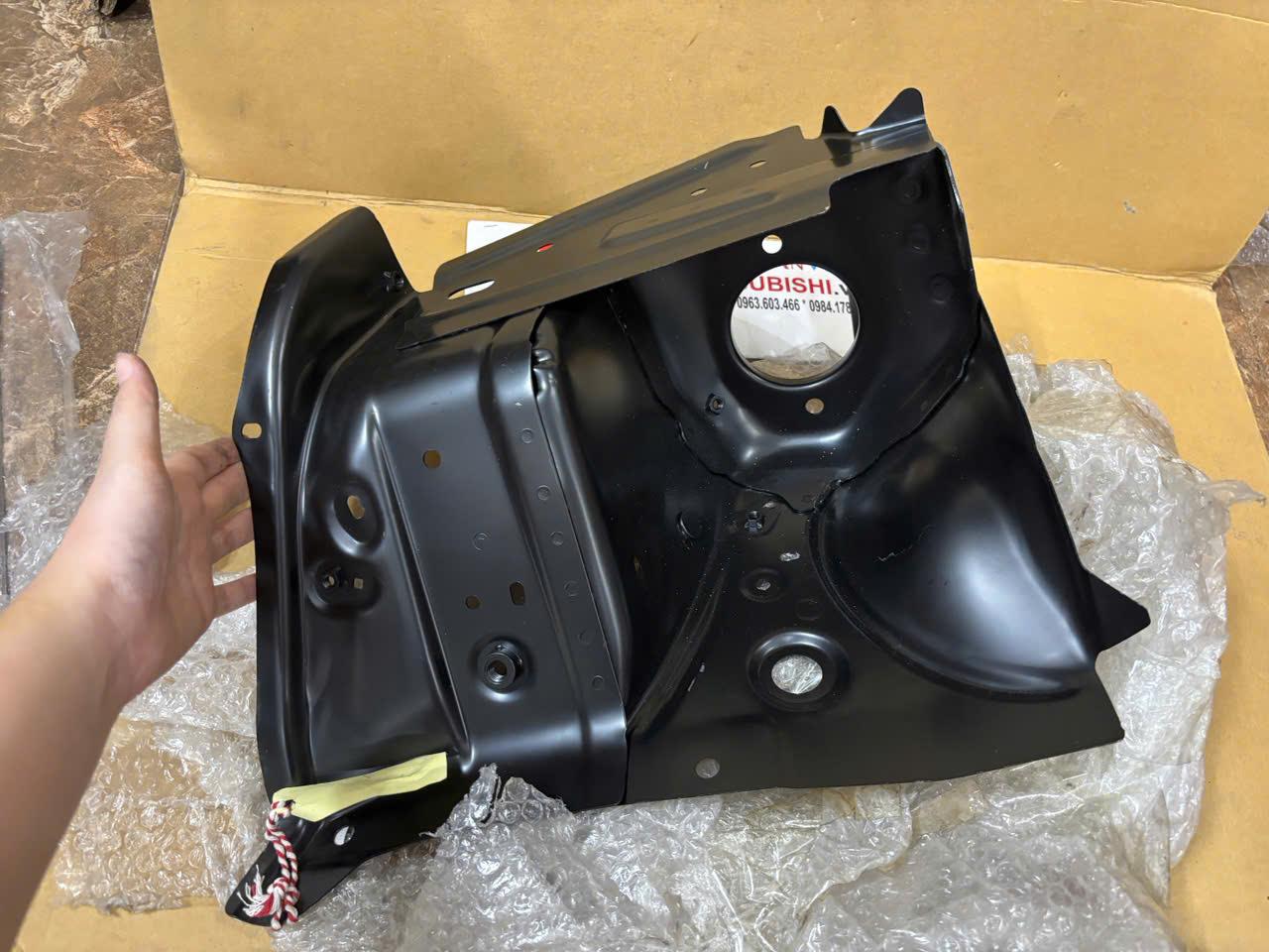 Xương ụ đỡ giảm xóc xe Mitsubishi Attrage