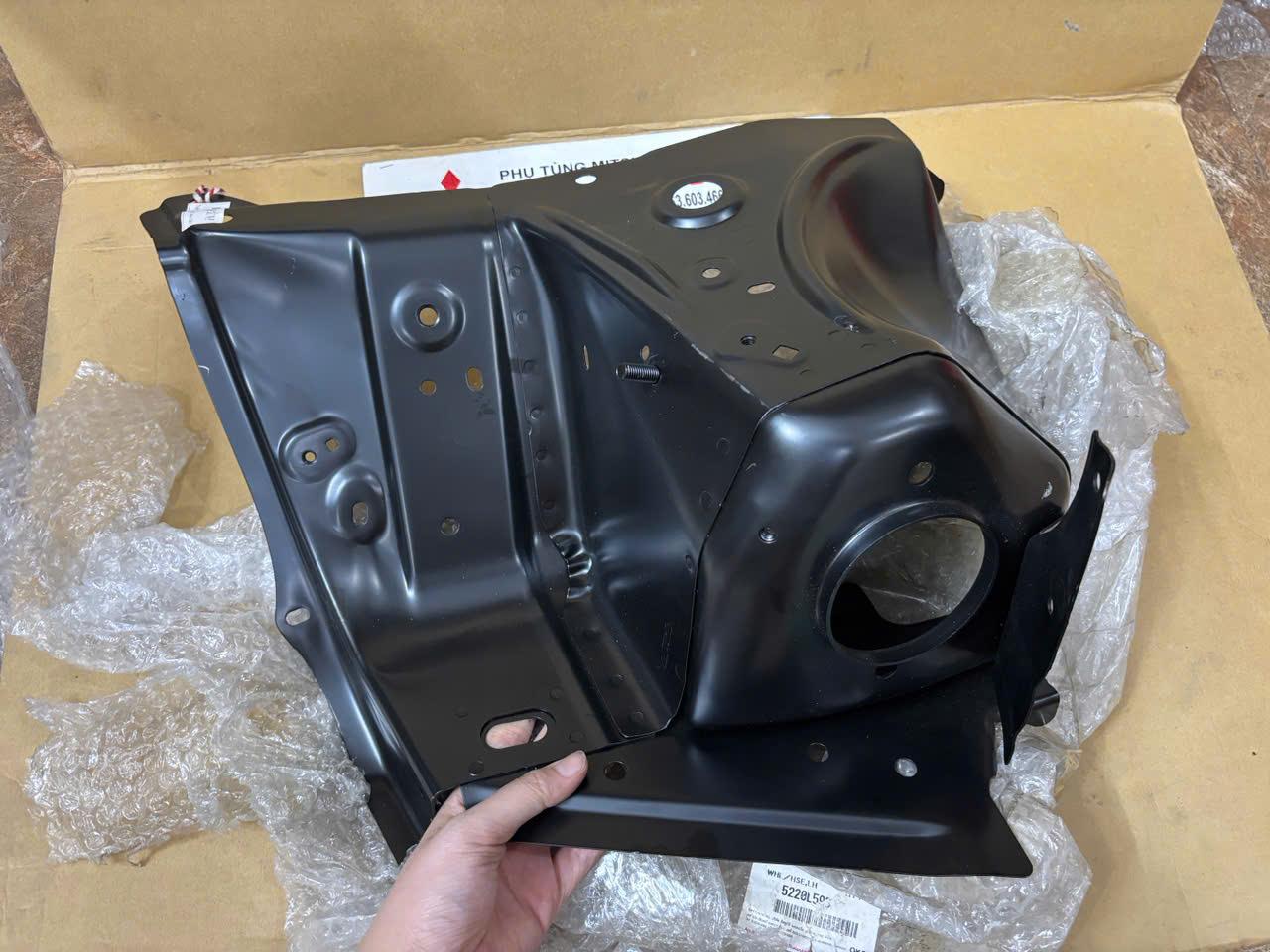 Xương ụ đỡ giảm xóc xe Mitsubishi Attrage
