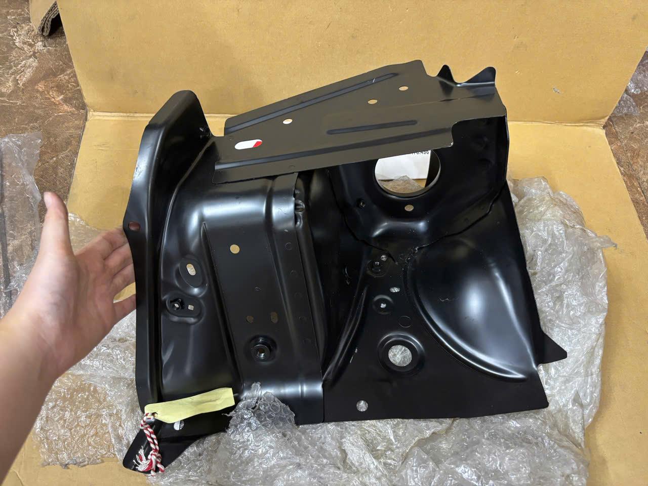 Xương ụ đỡ giảm xóc xe Mitsubishi Attrage