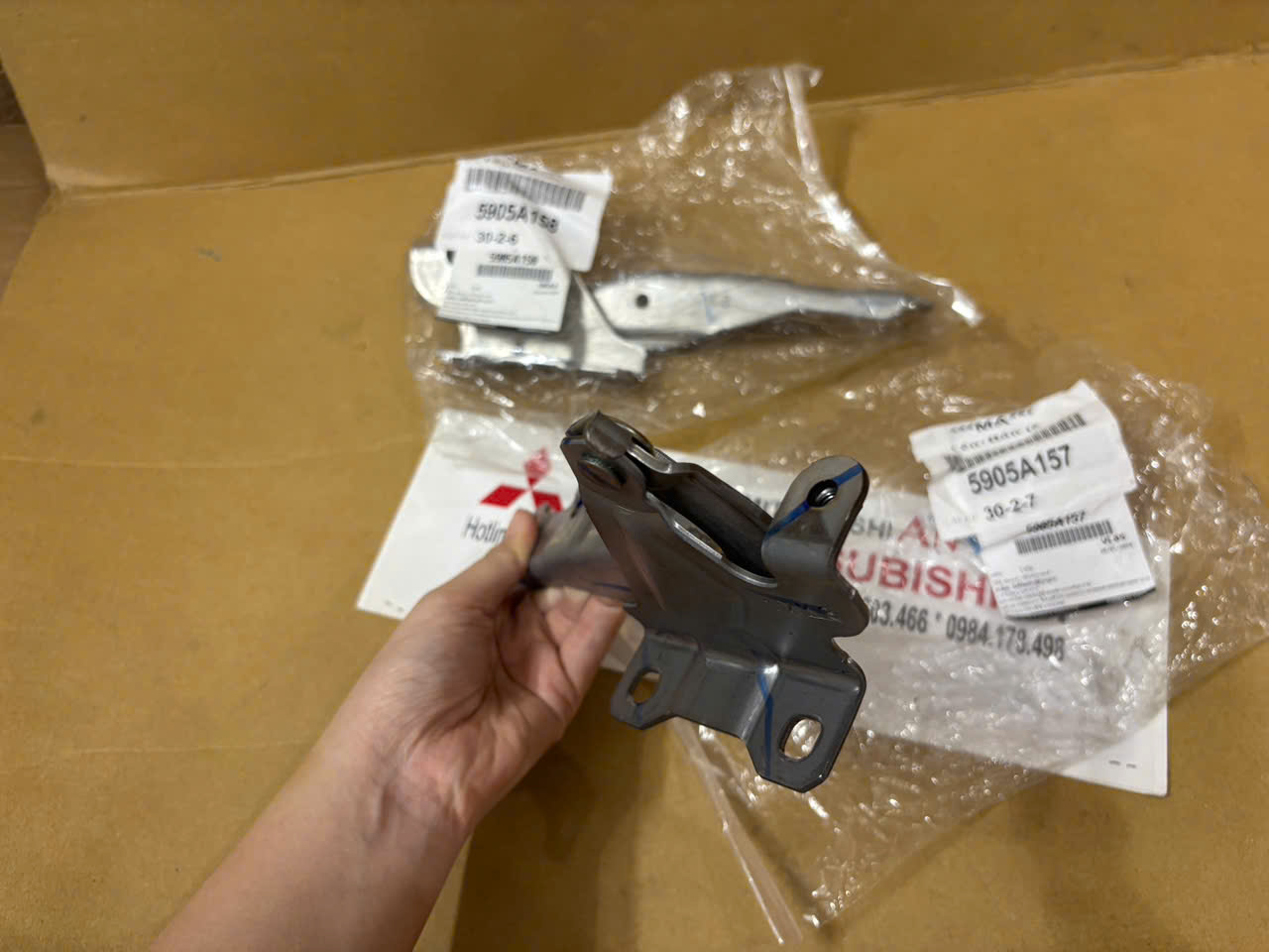 Bản lề capo xe Mitsubishi Attrage