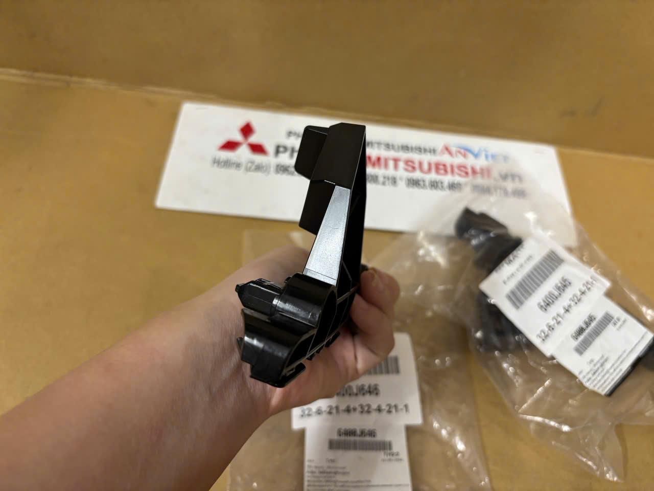 Nẹp cài cản trước xe Mitsubishi Attrage