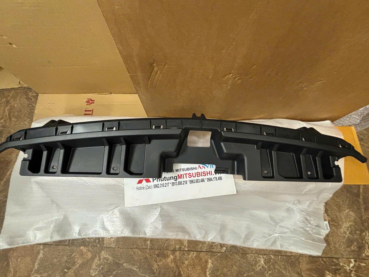 Ốp nhựa che khóa capo xe Mitsubishi Attrage