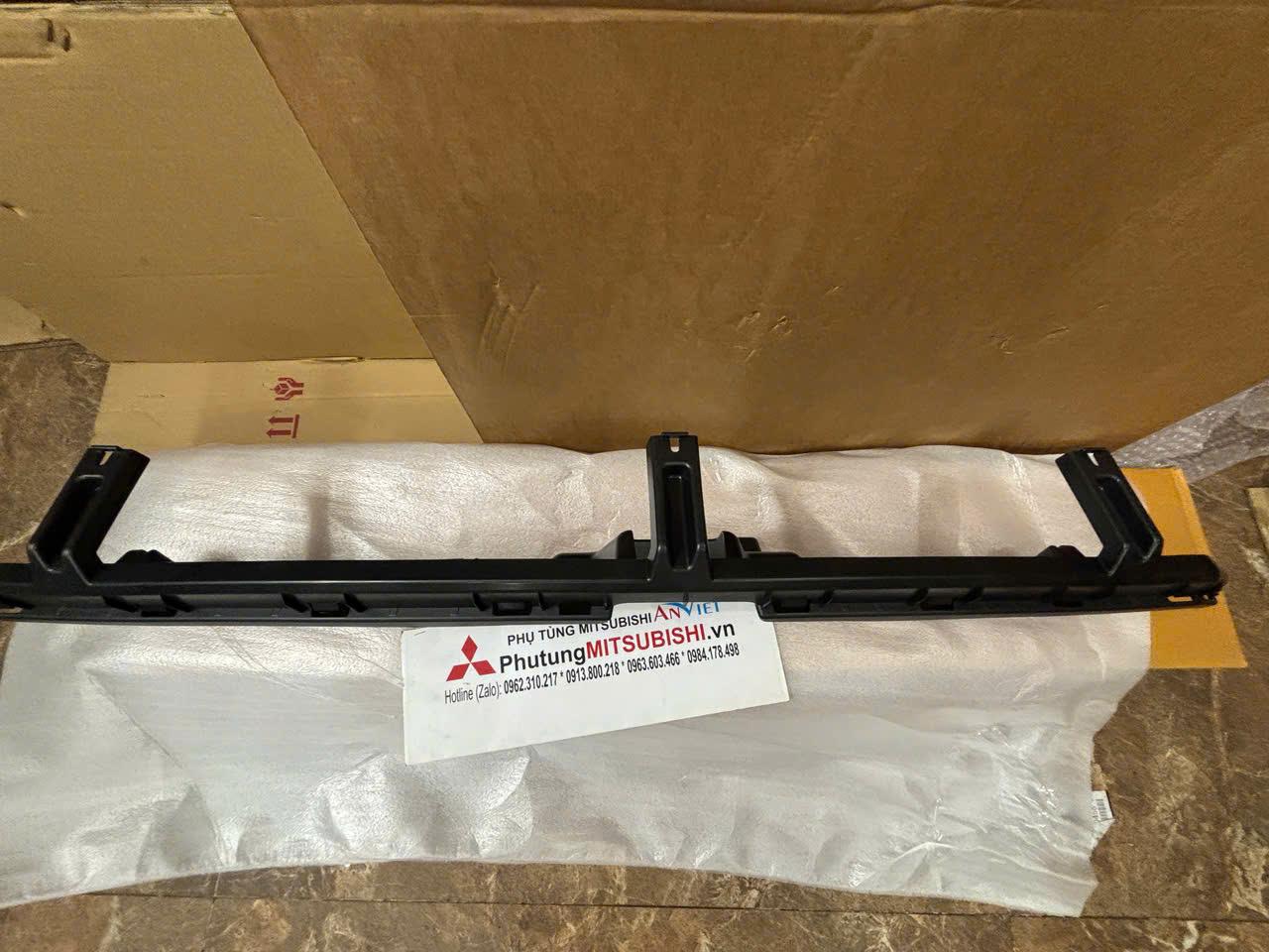 Ốp nhựa che khóa capo xe Mitsubishi Attrage