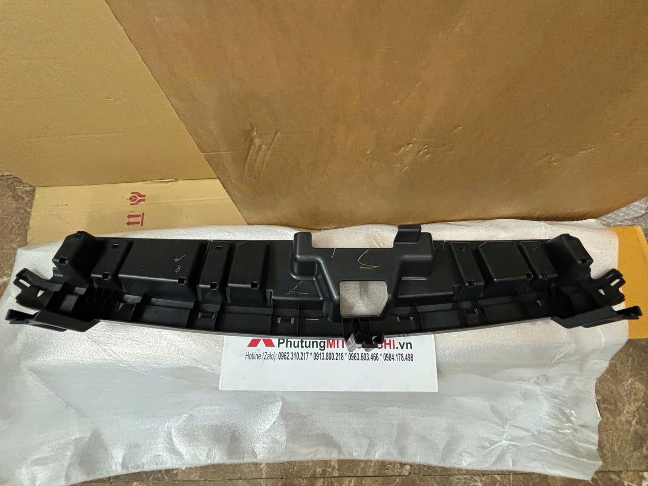 Ốp nhựa che khóa capo xe Mitsubishi Attrage