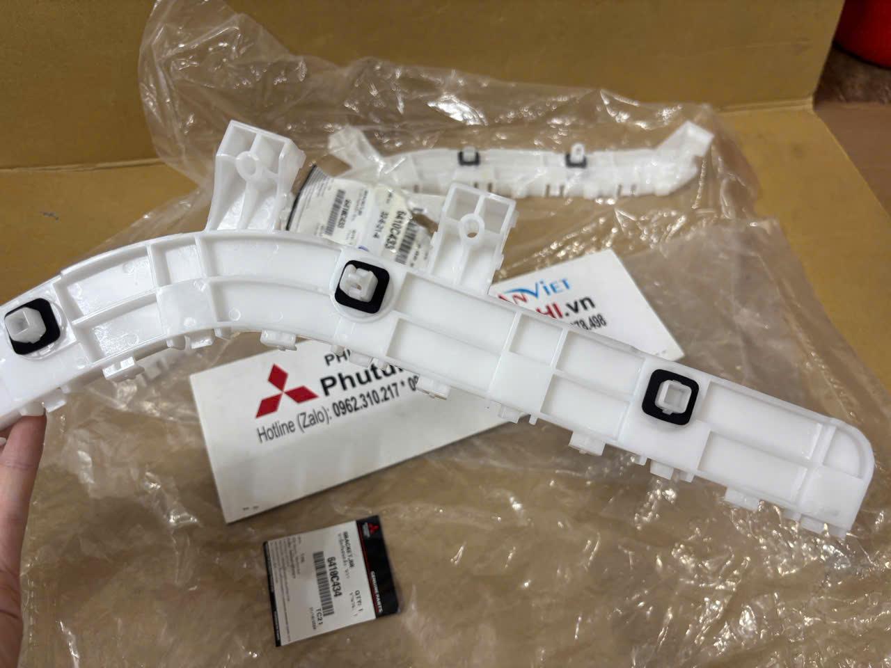 Cá cài, giá cài, phe cài Cản sau, Ba đờ sốc sau xe Mitsubishi Attrage