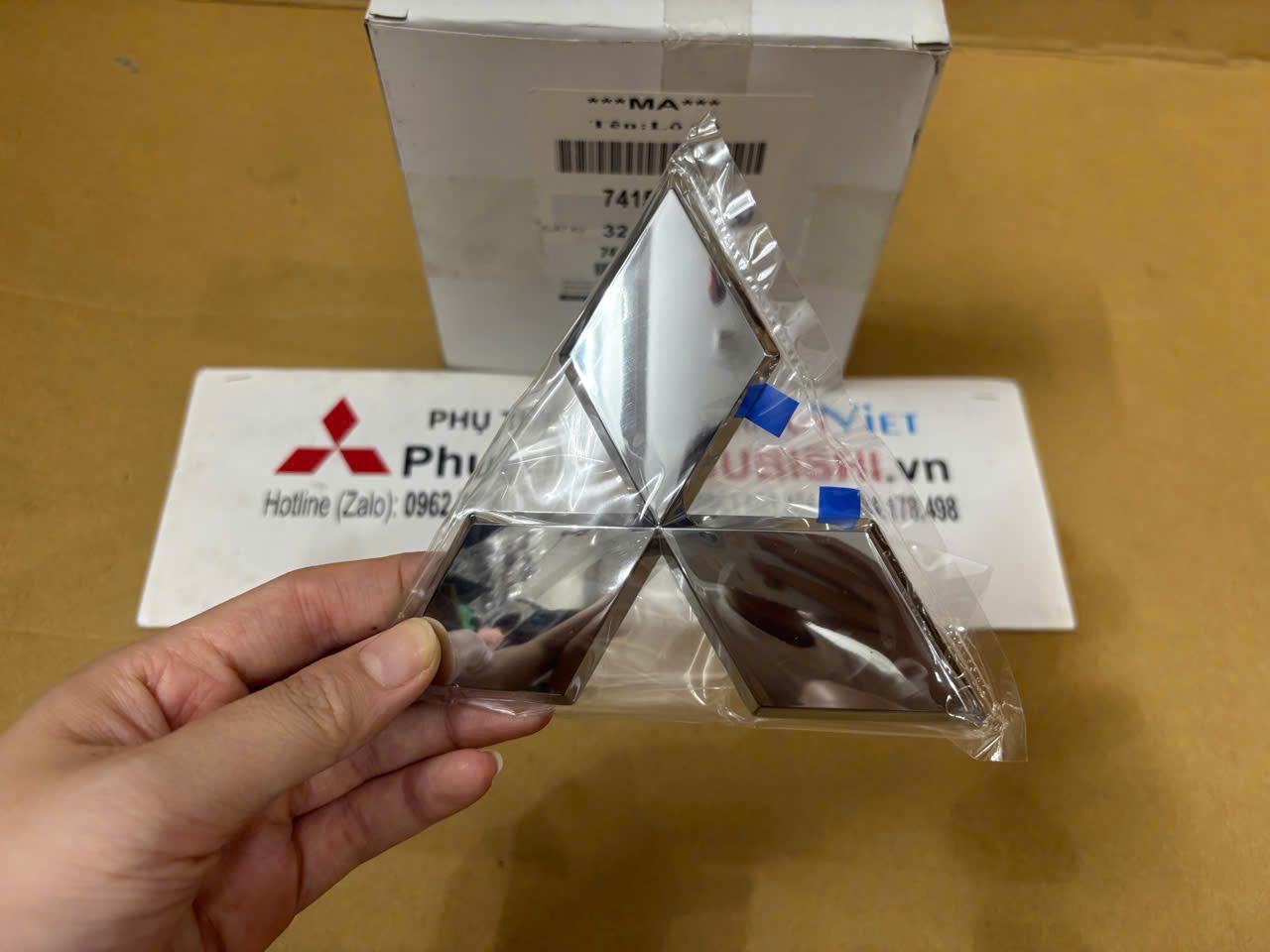 Logo trên ca lăng xe Mitsubishi Attrage