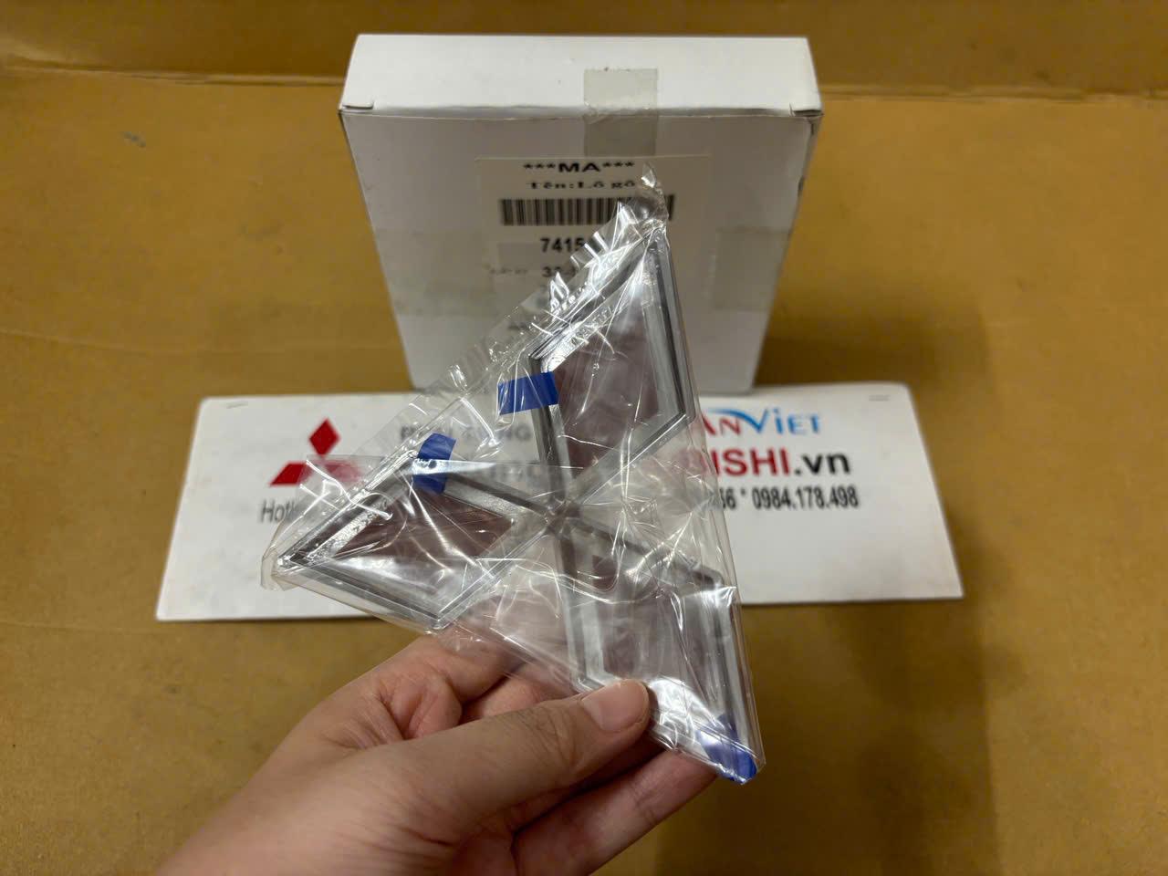 Logo trên ca lăng xe Mitsubishi Attrage