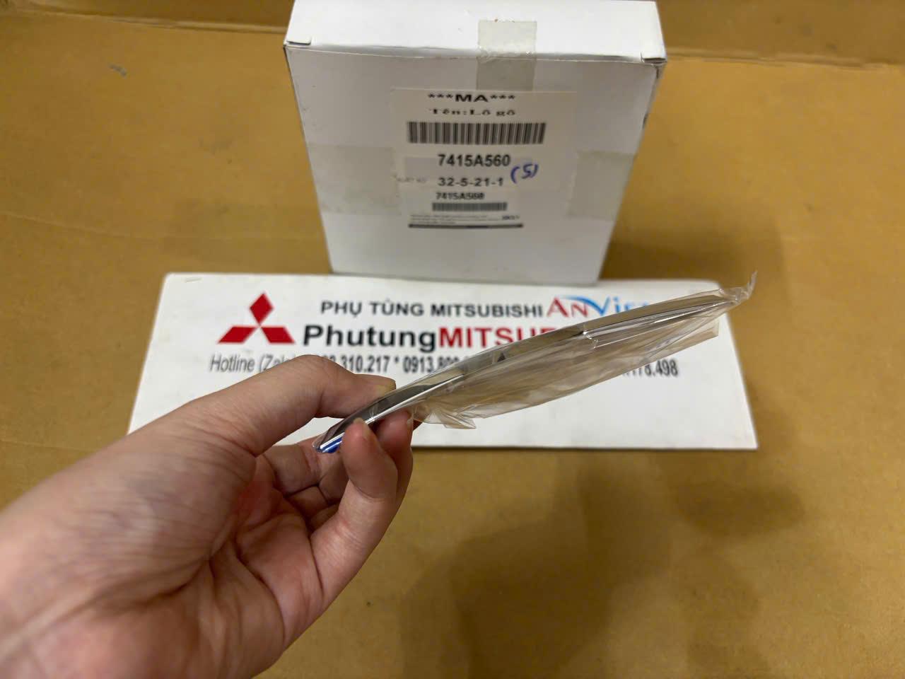 Logo trên ca lăng xe Mitsubishi Attrage