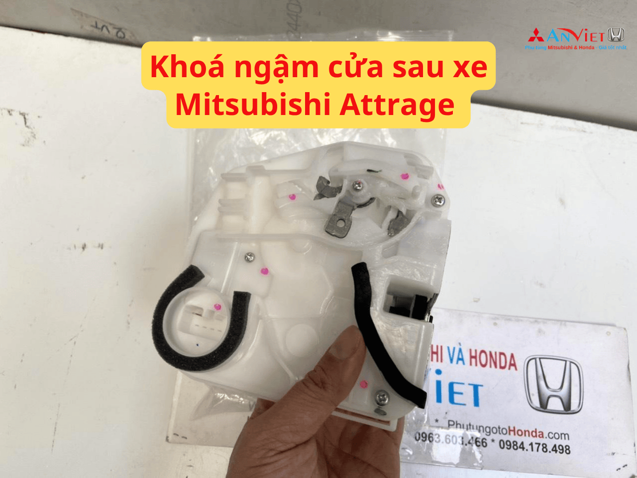 Khoá ngậm cửa sau xe Mitsubishi Attrage