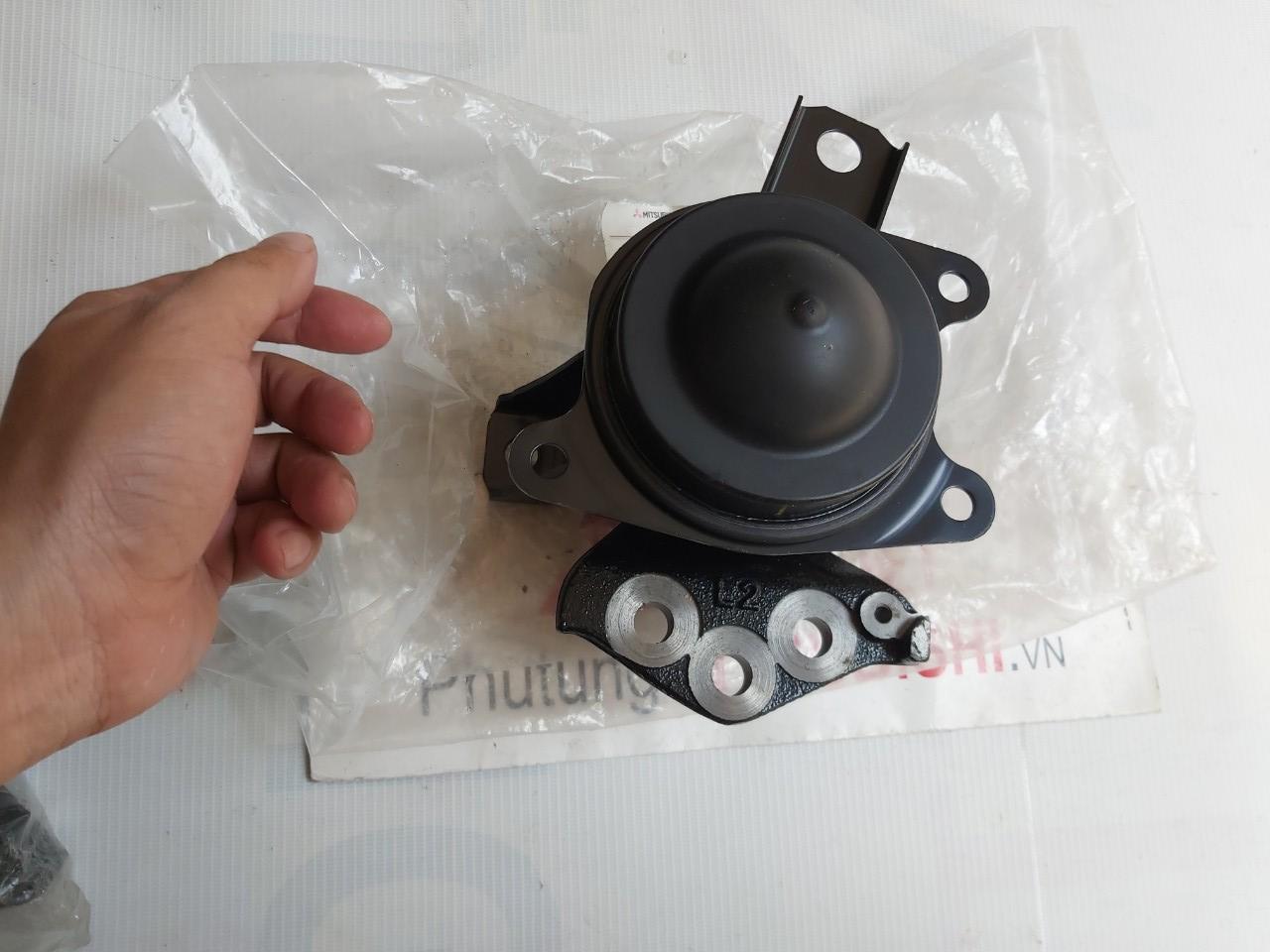 Chân máy dầu Mitsubishi Grandis