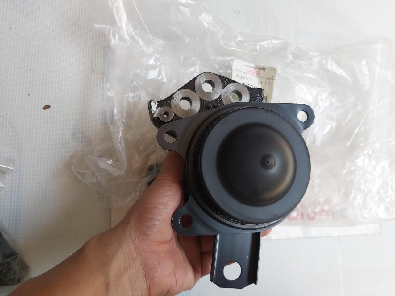 Chân máy dầu Mitsubishi Grandis
