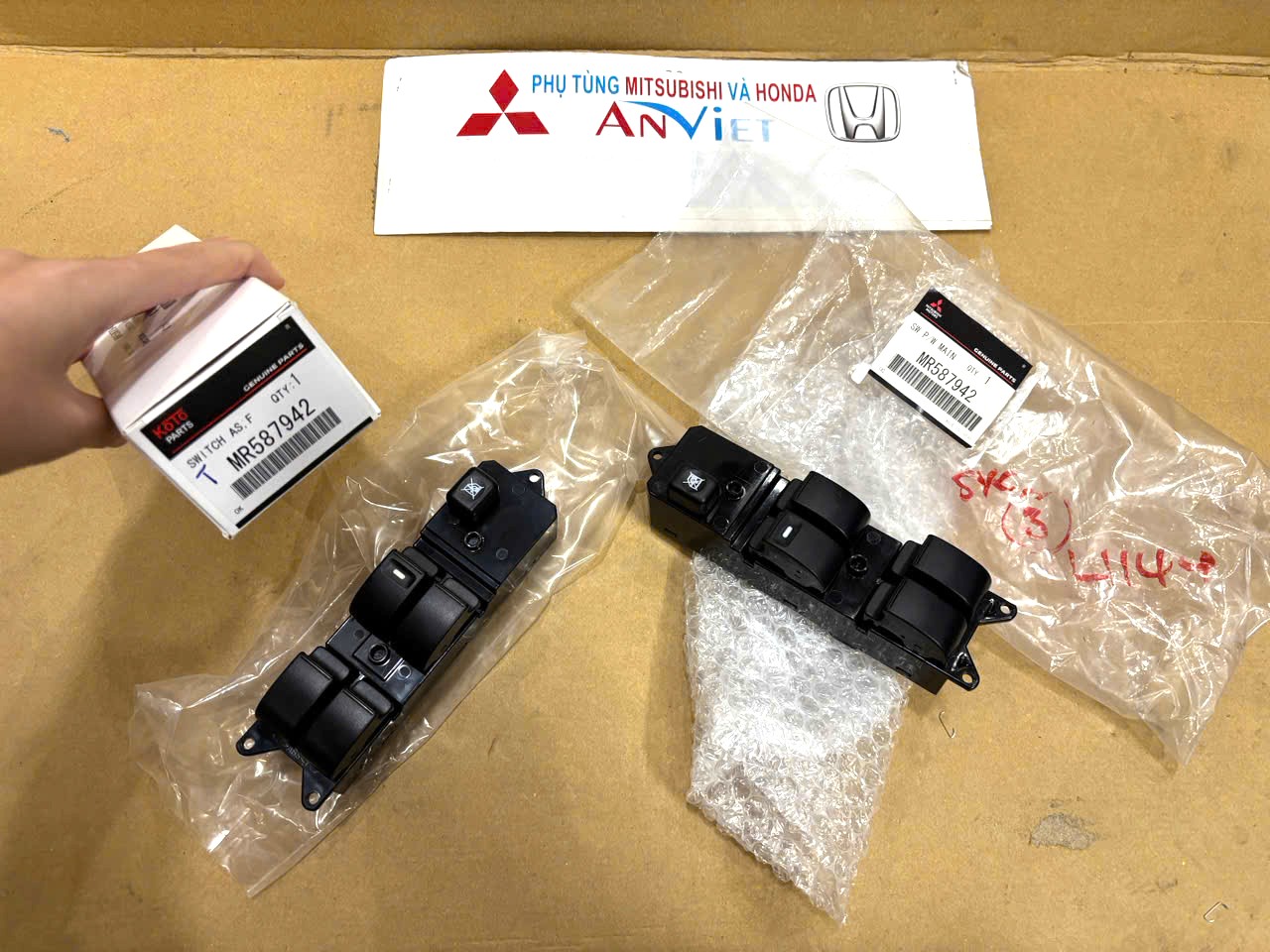 Công tắc lên xuống kính Tổng cửa trước bên Lái xe Mitsubishi Zinger, Grandis, Triton và Pajero Sport