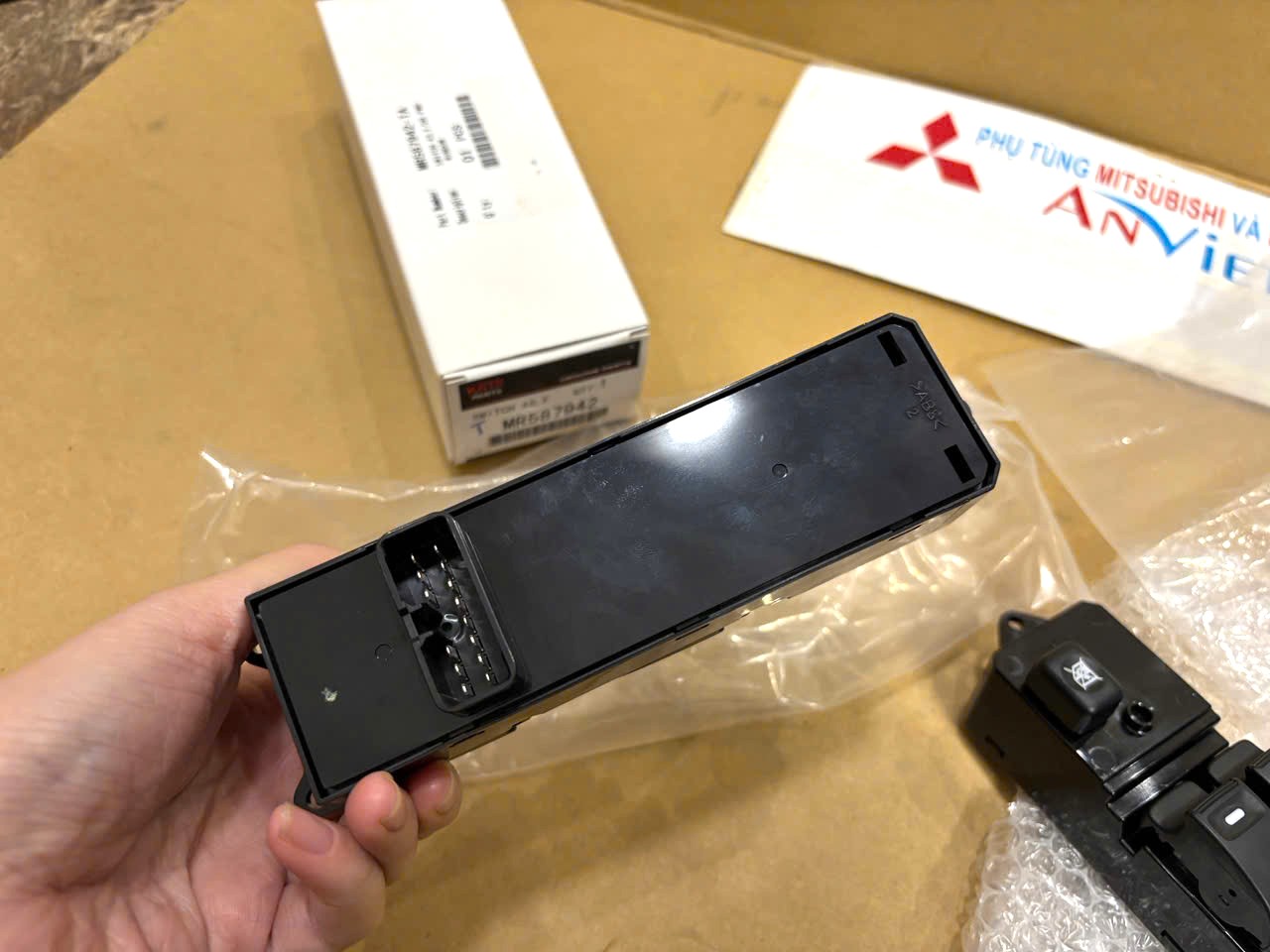 Công tắc lên xuống kính Tổng cửa trước bên Lái xe Mitsubishi Zinger, Grandis, Triton và Pajero Sport