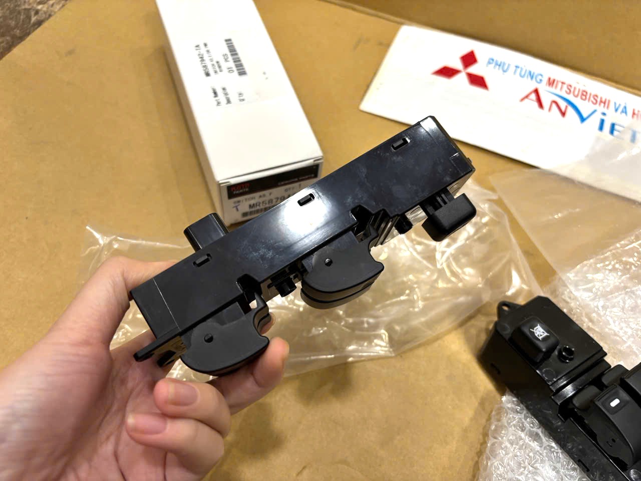 Công tắc lên xuống kính Tổng cửa trước bên Lái xe Mitsubishi Zinger, Grandis, Triton và Pajero Sport