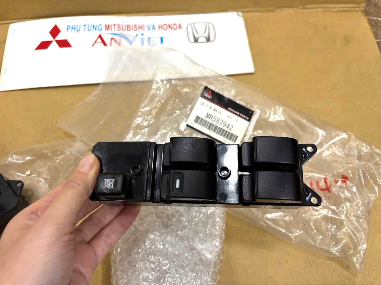 Công tắc lên xuống kính Tổng cửa trước bên Lái xe Mitsubishi Zinger, Grandis, Triton và Pajero Sport