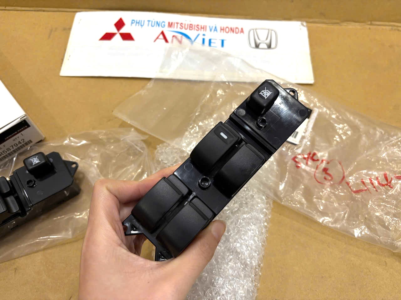 Công tắc lên xuống kính Tổng cửa trước bên Lái xe Mitsubishi Zinger, Grandis, Triton và Pajero Sport