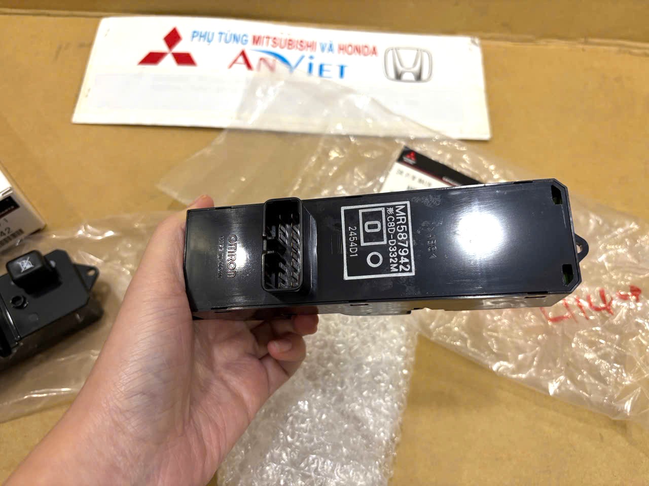 Công tắc lên xuống kính Tổng cửa trước bên Lái xe Mitsubishi Zinger, Grandis, Triton và Pajero Sport